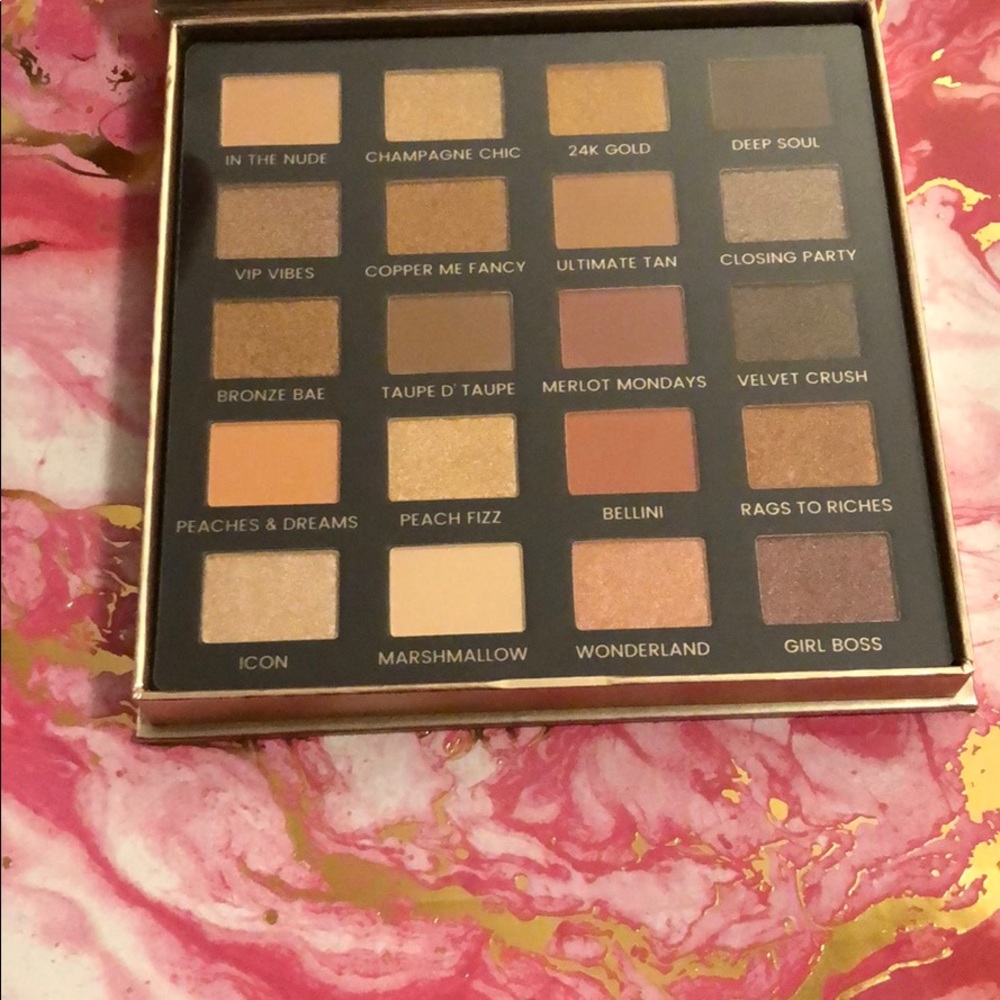 NIB Iconic London Day to Slay eyeshadow palette